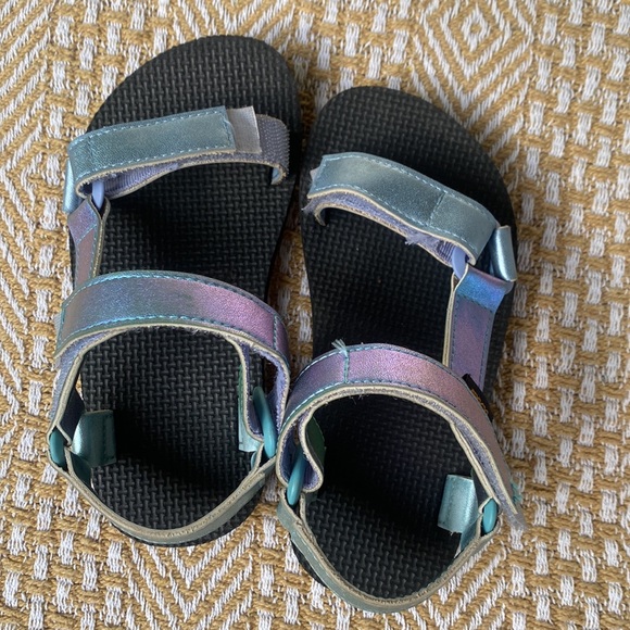 Teva toddler, shimmer teal pink, excellent condition, Velcro intact - Picture 2 of 4